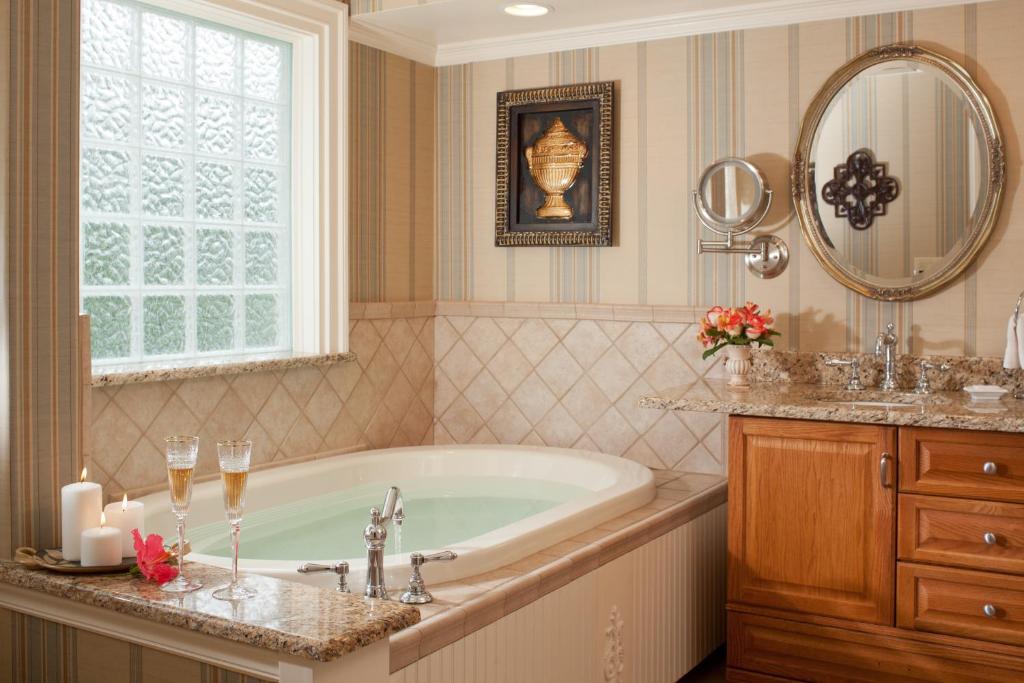 Bathroom, Arrowhead Inn in Durham (NC)