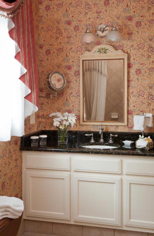 Bathroom, Arrowhead Inn in Durham (NC)