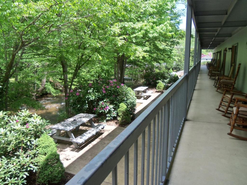 Four Seasons Inn — Hotel in Maggie Valley (NC)