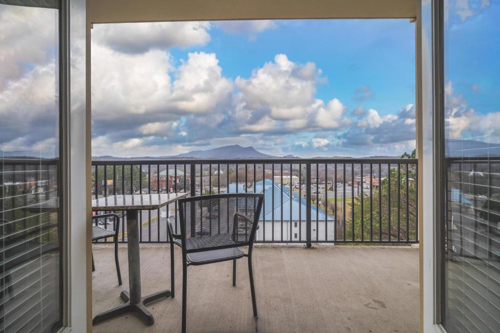 MVC - Unit 1305, Pigeon Forge