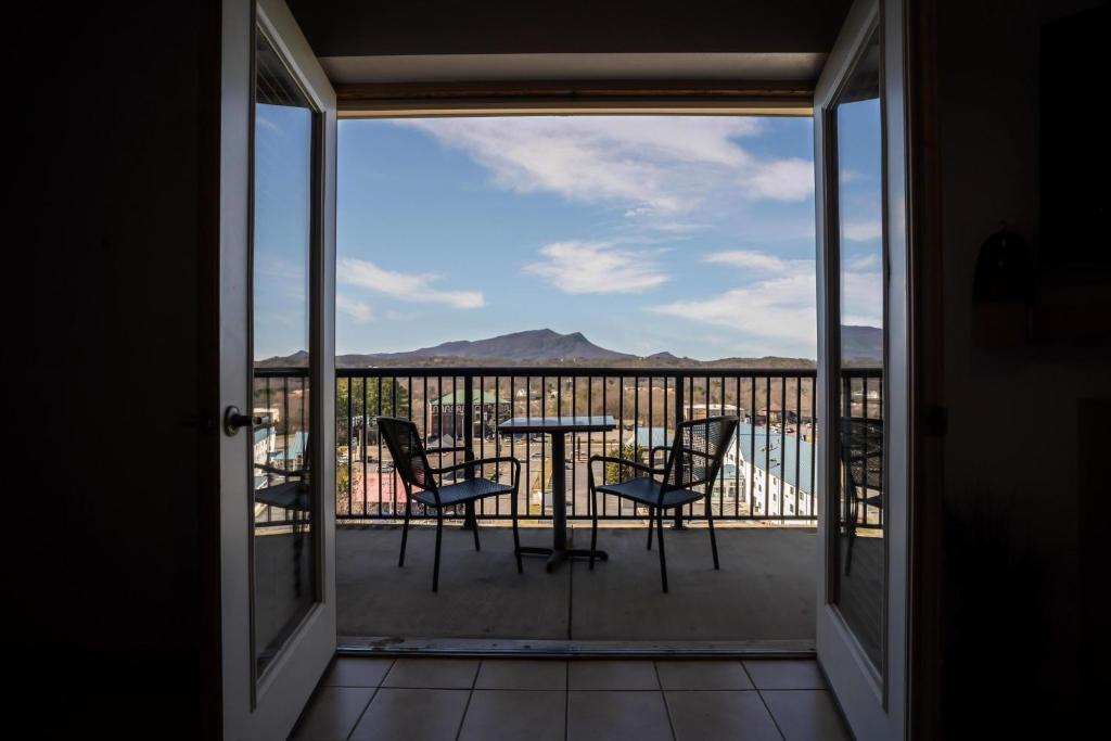 MVC - Unit 1402, Pigeon Forge