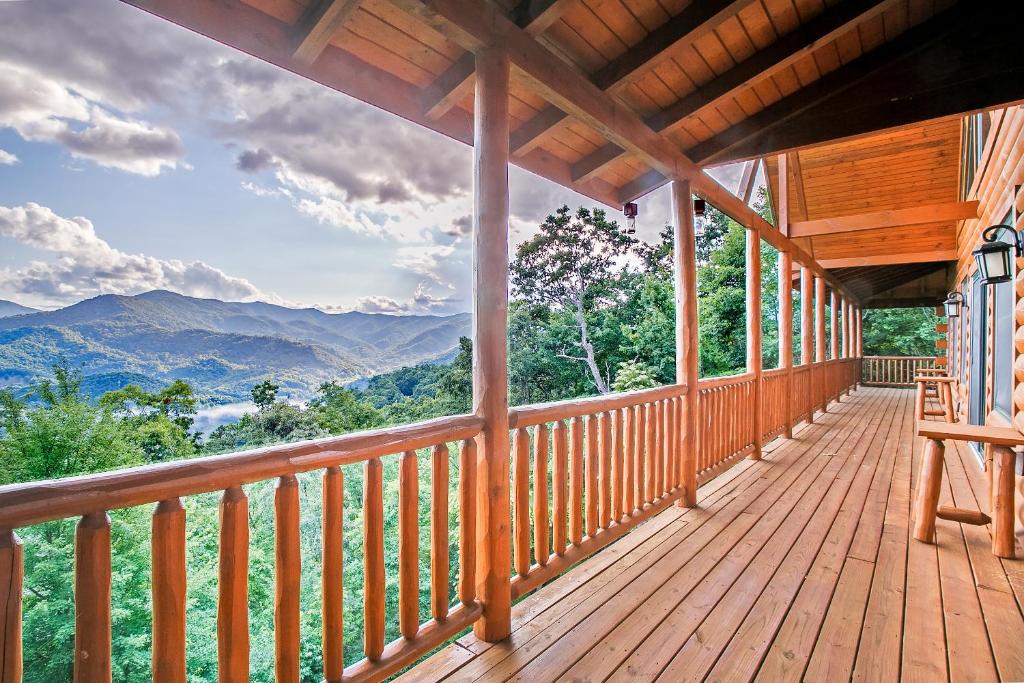 Spacious 4BR w/ Amazing Views!, Waynesville