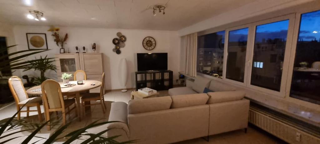 SUPERB APPARTEMENT WITH 3 BED ROOMS IN ANTWERPEN, Antverpy