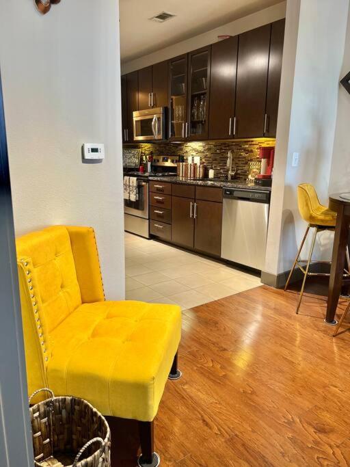 HighRise/Balcony/Luxury/Condo