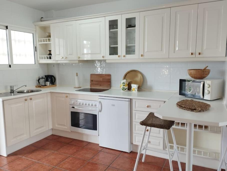 Central 2 bedroom with sea views, Acapulco Playa, Nerja - 4