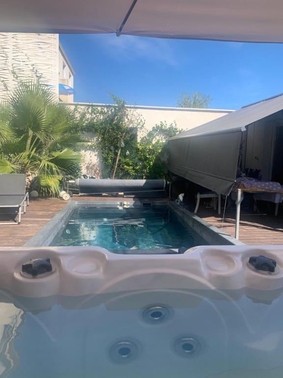 Logement dans une résidence de bien être avec jacuzzi et piscine chauffée - 3