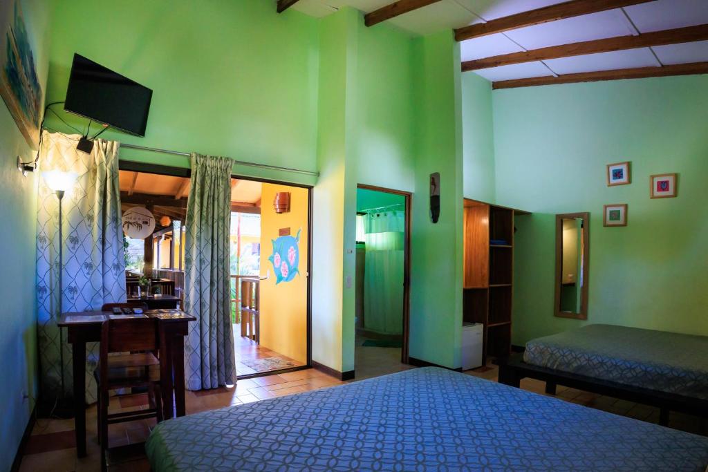 Standard Queen Room with Two Queen Beds, Hotel Boutique La Casa de las Flores in Cahuita