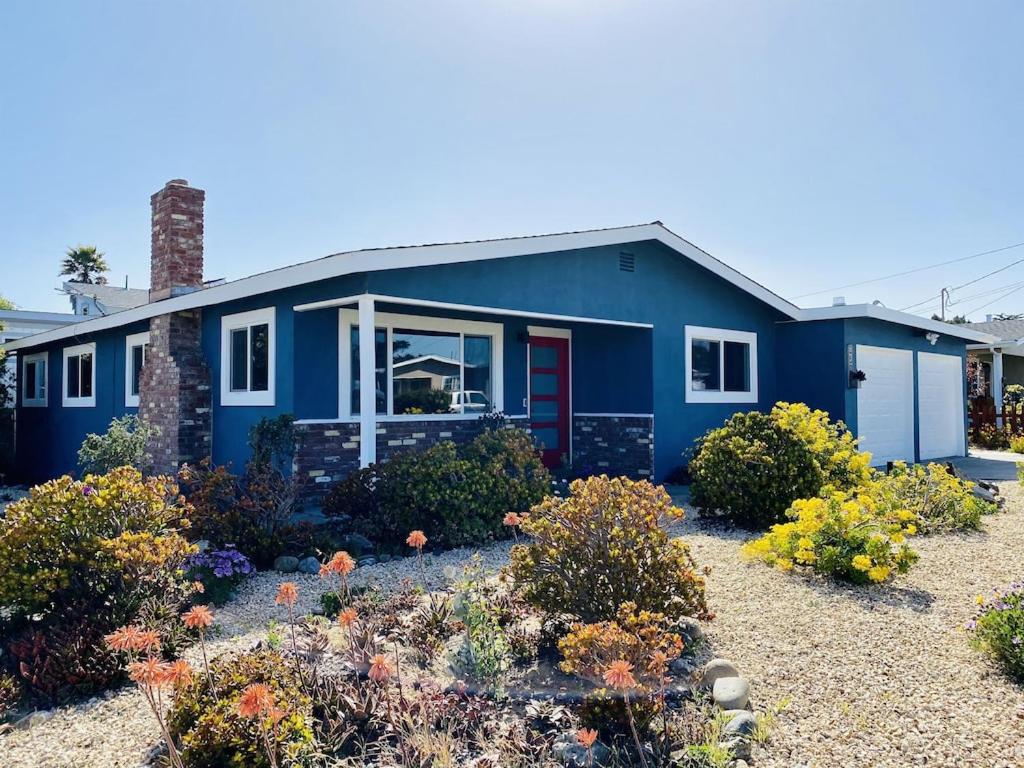 Fresh Air Small Town Home by the Sea