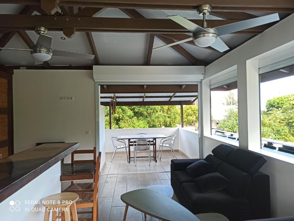 Balcony/terrace, Guest House La Maison du Voyage in Raiatea