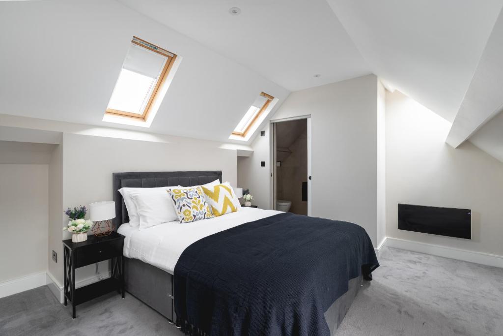 Skyvillion - COZY LARGE 1 & 4 Beds Apartments in London Enfield, Mins to Tube Station, Free Wi-Fi