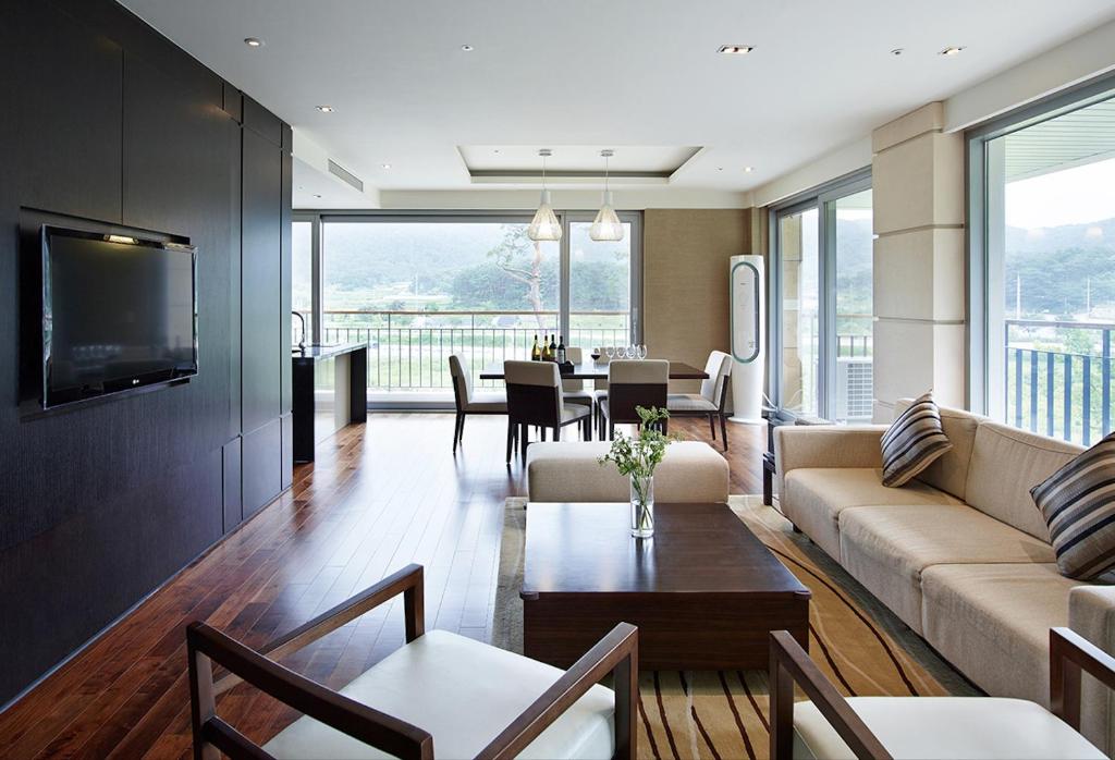 1. 더 스위트 호텔..