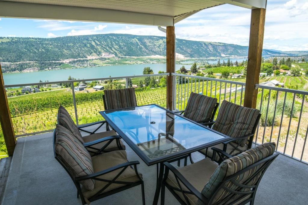 Sunblush Acres - Entire 5 Bedroom Lake View Home