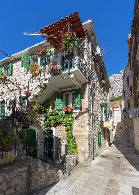 Apartments Lola — Hotel in Omis