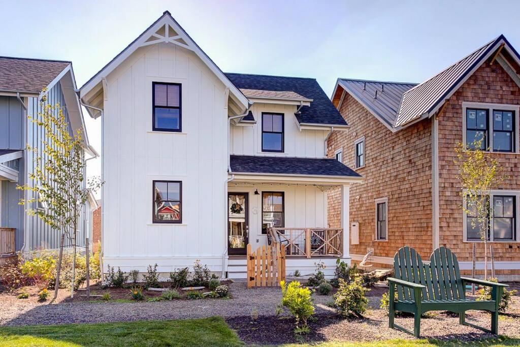 Easy Breezy Cottage Seabrook WA Dog Friendly w/ Hot Tub