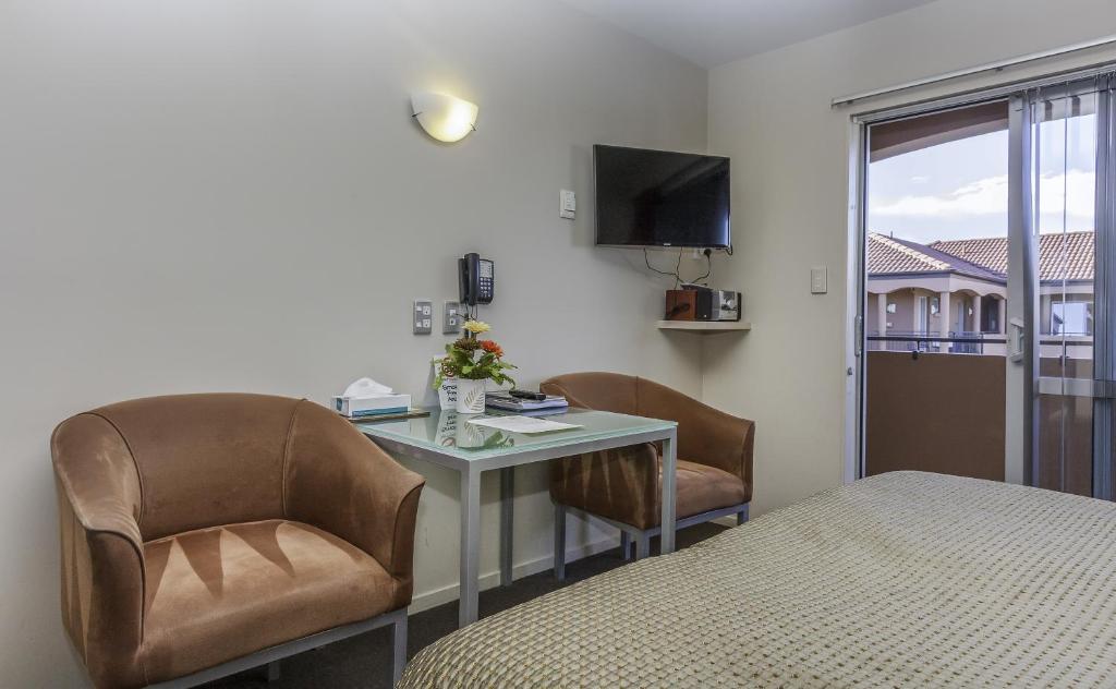166 Majestic Court Motel photo