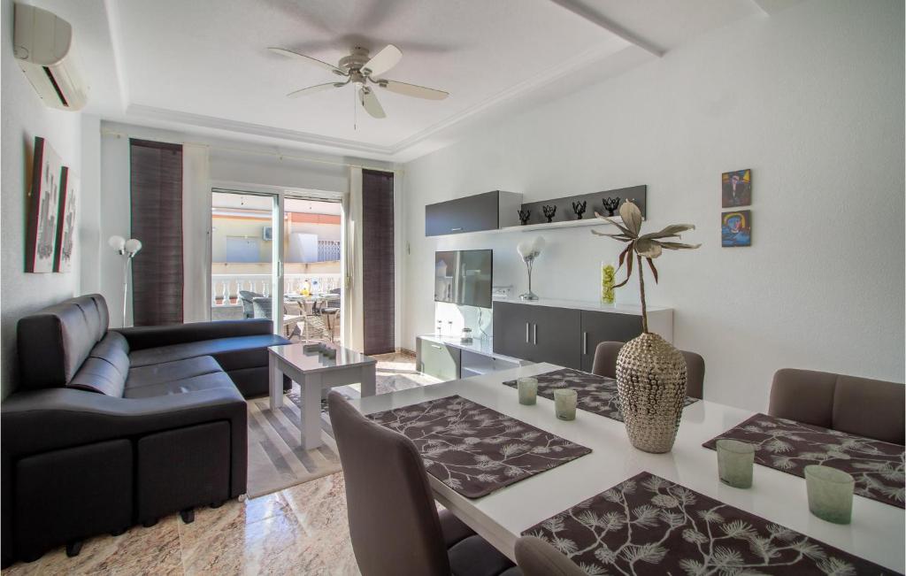 2 Bedroom Gorgeous Apartment In Torrevieja - 2