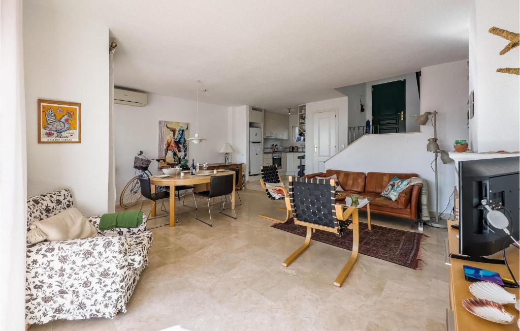 Stunning Apartment In Benalmádena - 4