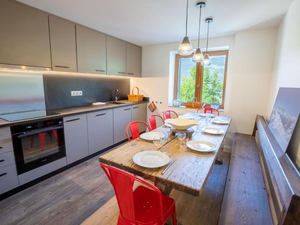 Chalet rénové et calme avec cheminée et parking couvert - FR-1-688-17 - 2