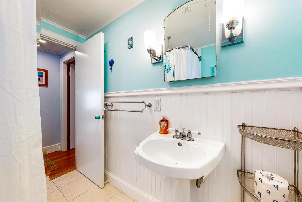 Pineapple Cottage By The Sea photo