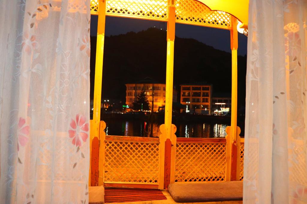 Houseboat New Pala palace