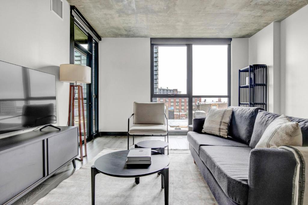 W Loop 1BR w Gym Pool Lounge 2 blocks from L CHI-487, Чикаго