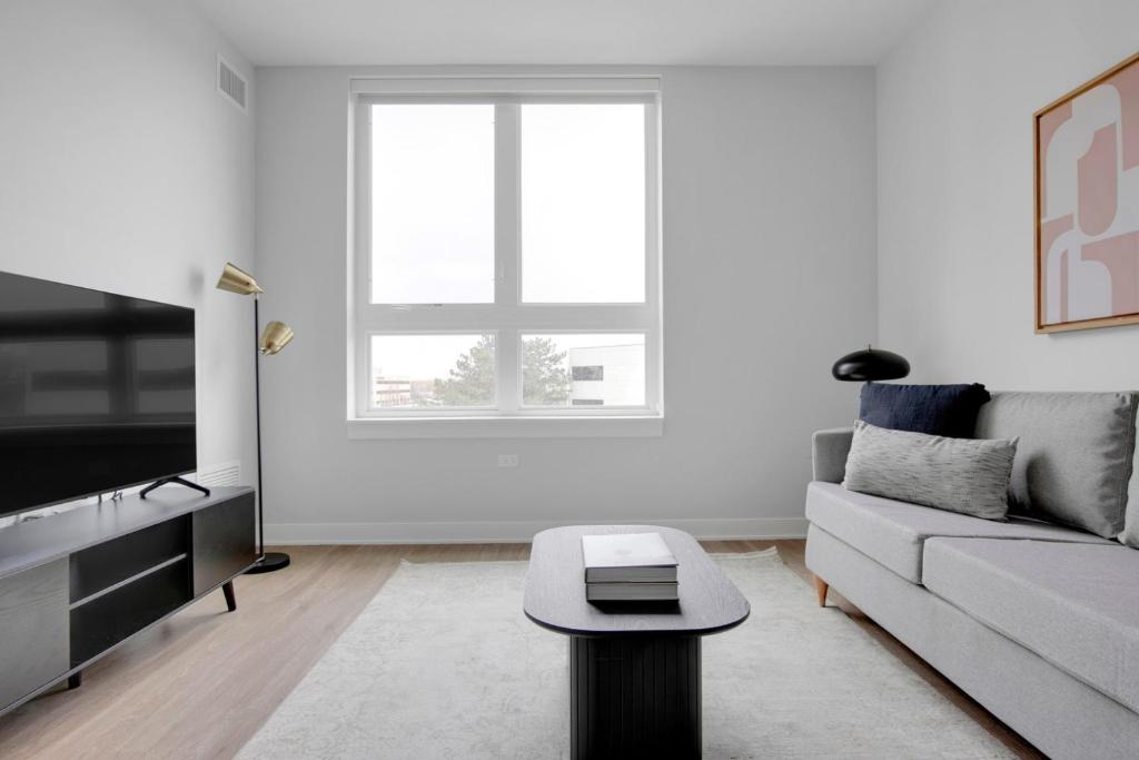 Arlington Heights 1BR w Gym WD nr Metra CHI-590