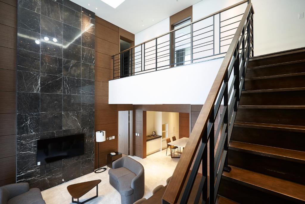 평창 더 화이트 호텔의 깔끔하고 모던한 로비 또는 객실 내부