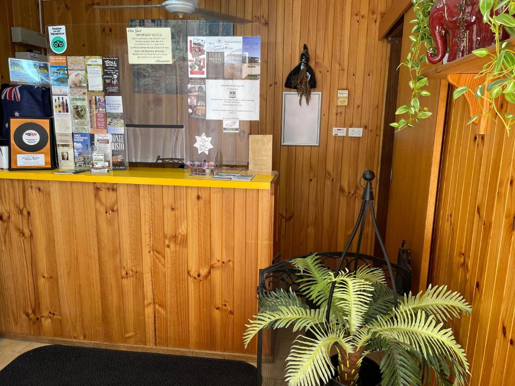 Country Roads Motor Inn photo