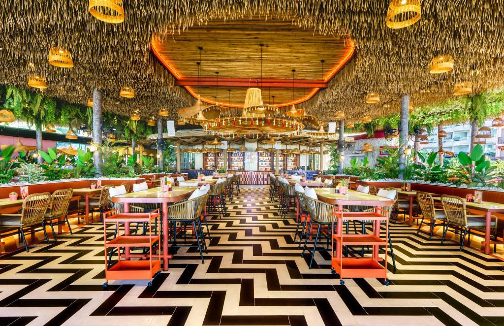 Restaurant, A-One The Royal Cruise Hotel Pattaya in Pattaya