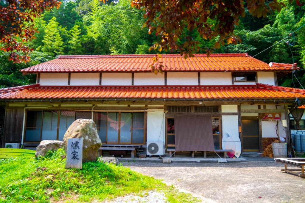 Exterior view, private accommodation隠岐貸切古民家宿くすぶるハウス in Oki Islands