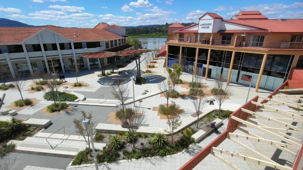Tuggeranong Short Stay #07 Large Balcony-Lake Views-Sleeps 6 photo