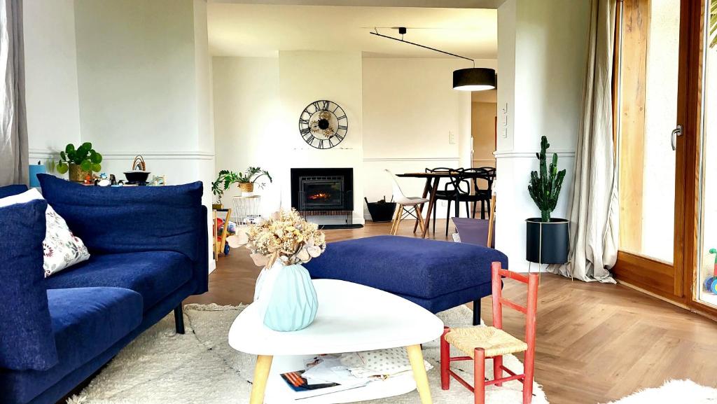 Chic Maison de Vacances au calme avec Piscine Chauffée et Jardin à Saint-Avé