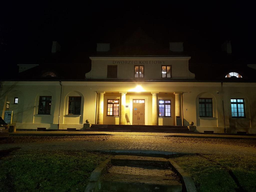 Quadrans Hostel and Caffee na dworcu kolejowym Modlin 7 min jazdy lotniskowym autobusem wahadlowym — Hotel in Nowy Dwor