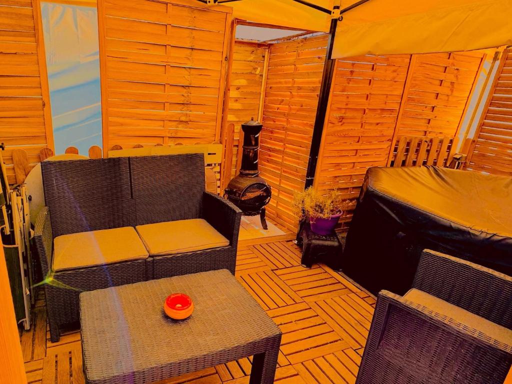 Résidence CAENEE, le dépaysement Naturiste en été avec l'atypique studio climatisé "vintage" en sous pente, sa "paillote" avec jacuzzi, entouré de verdure, planchagrill, transats, vélos gratuits, wifi 5G, Travel Proud LGBTQI, chiens admis - 2