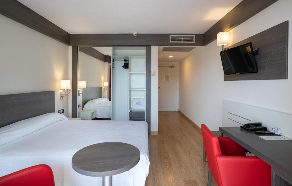 Medplaya Hotel Santa Monica — Hotel rooms in Calella, Catalonia
