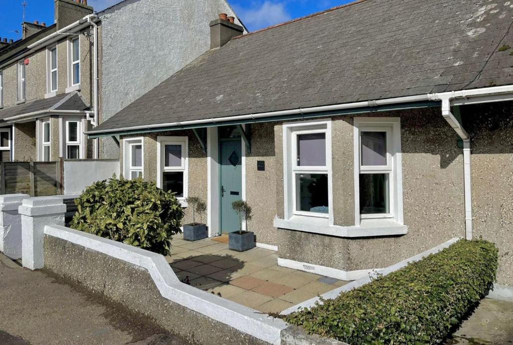 Coach Cottage, Portstewart - pet-friendly stay
