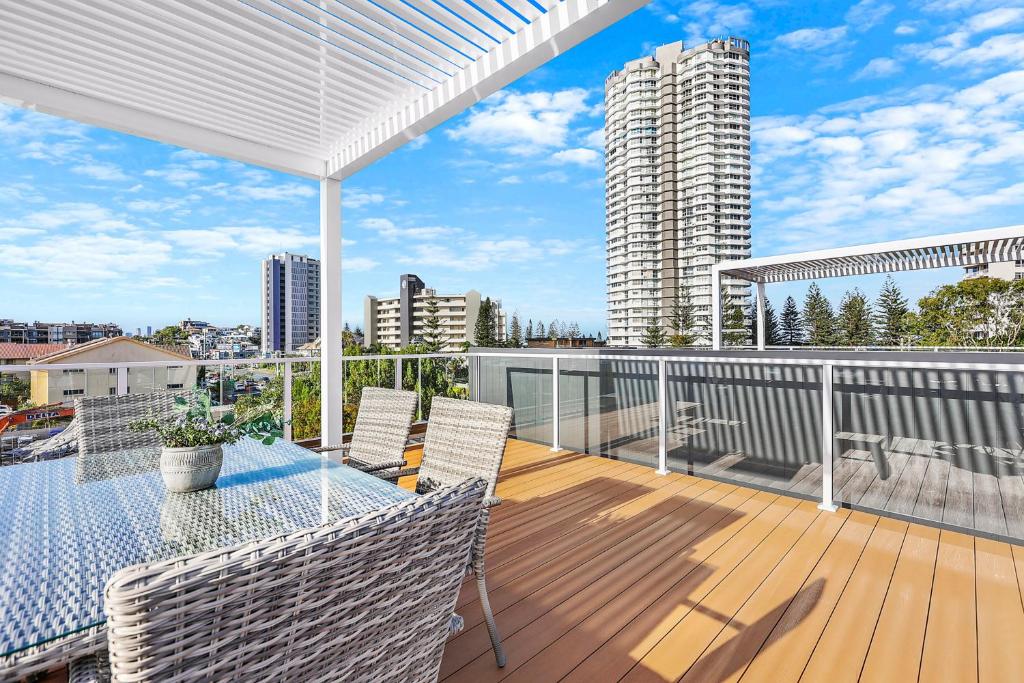 [NEW] 3BR Burleigh Beach Townhome with Private Rooftop!, 黄金海岸
