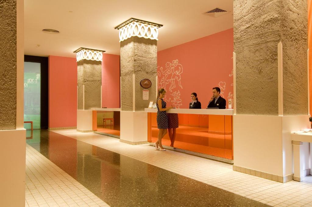 フロント・ロビー