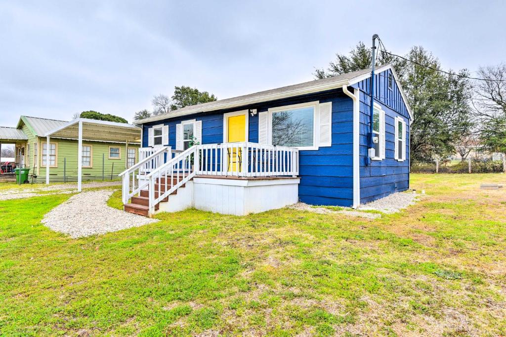 Lake Granbury Getaway about 1 Block to Waterfront, Granbury