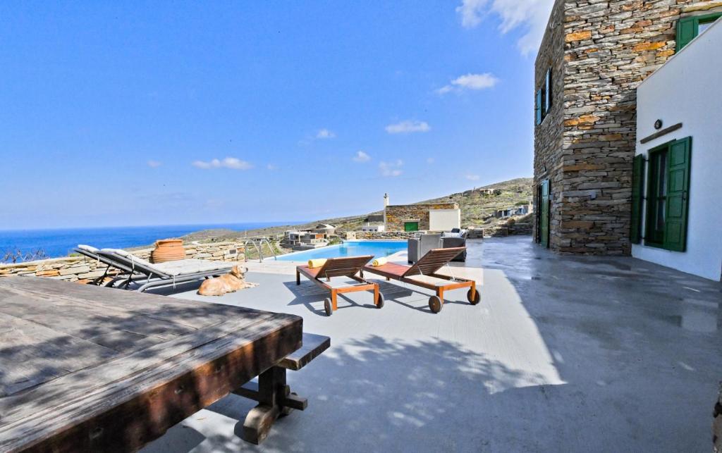 Villa Eliza with a swimming pool and sea view in the area of Otzia on the island of Kea 전경