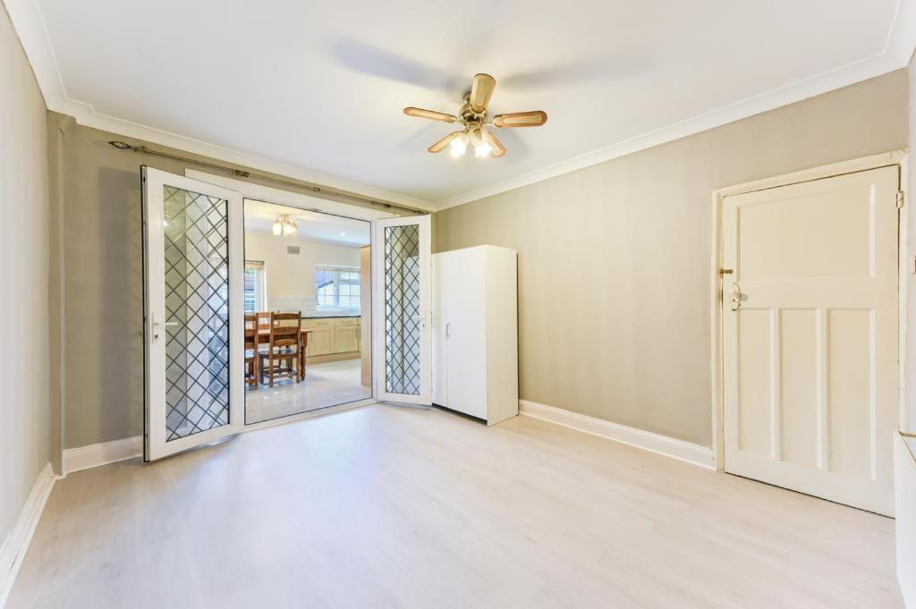 Pitshanger Hububb Stay, Perivale