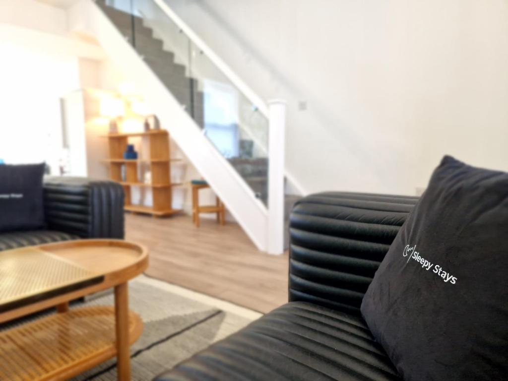 Ultra Modern 3 Bedroom house with Private Garden & Parking