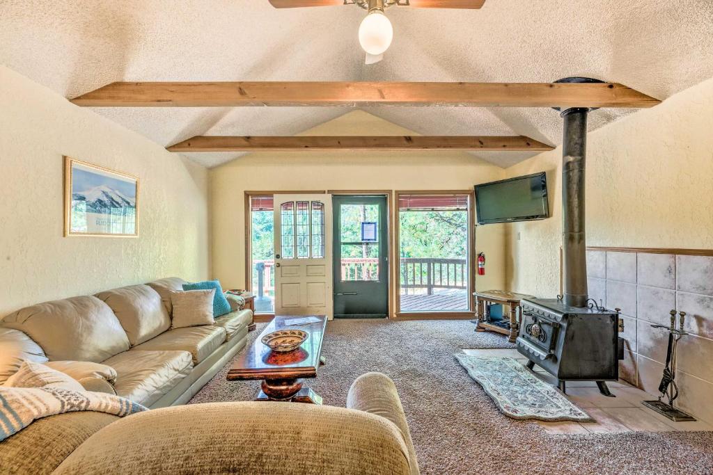 Quiet Ruidoso Getaway about 18 Mi to Ski Apache!, Ruidoso