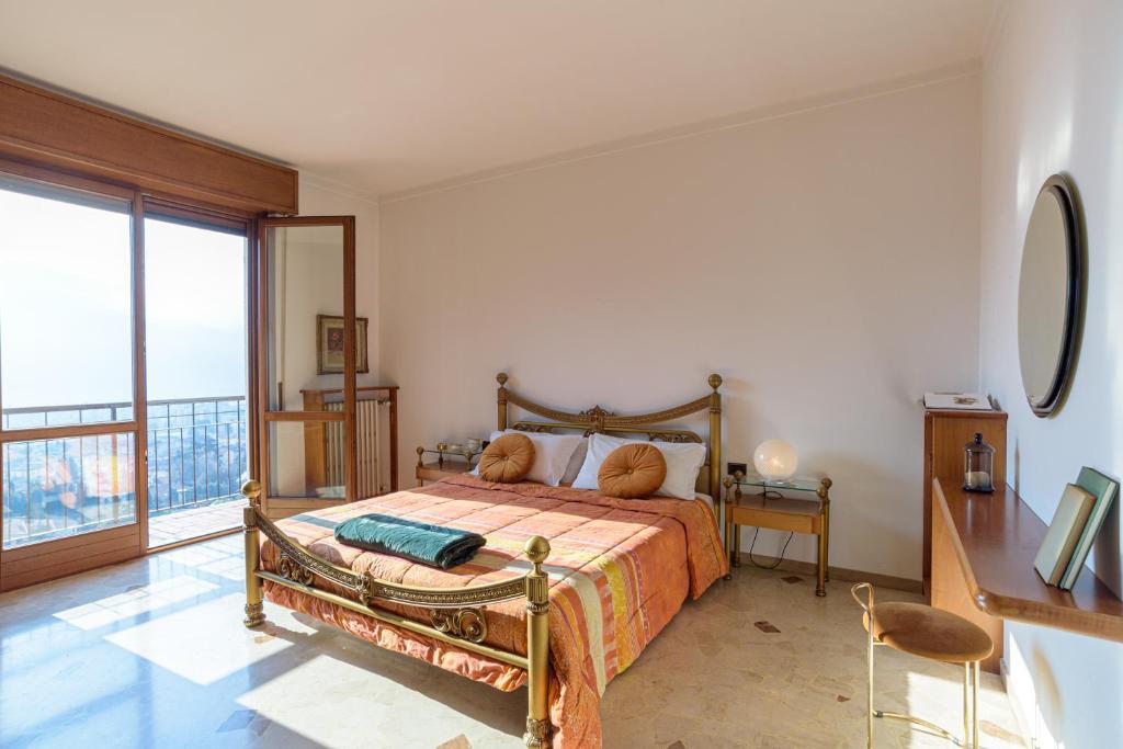 GuestHost - Lake View Villa with Private Parking - 3