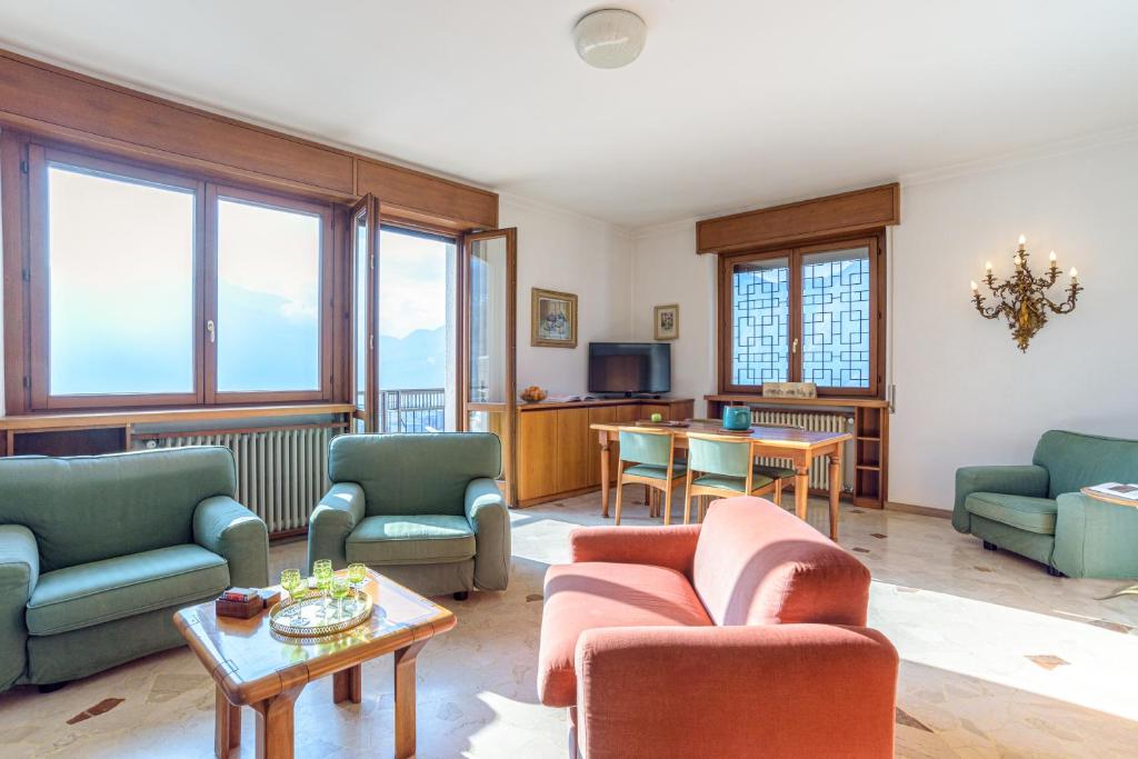 GuestHost - Lake View Villa with Private Parking - 2