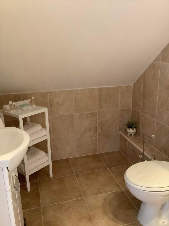 New Overlander Inn photo