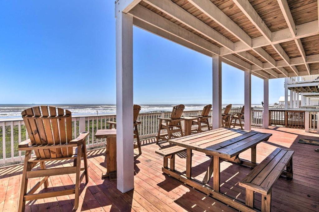 Gulf-View Home with Dog Run in Surfside Beach!, Surfside Beach