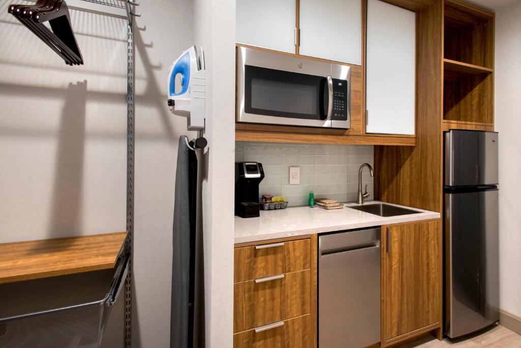 Kitchen, TownePlace Suites by Marriott New York Long Island City/Manhattan View in New York (NY)