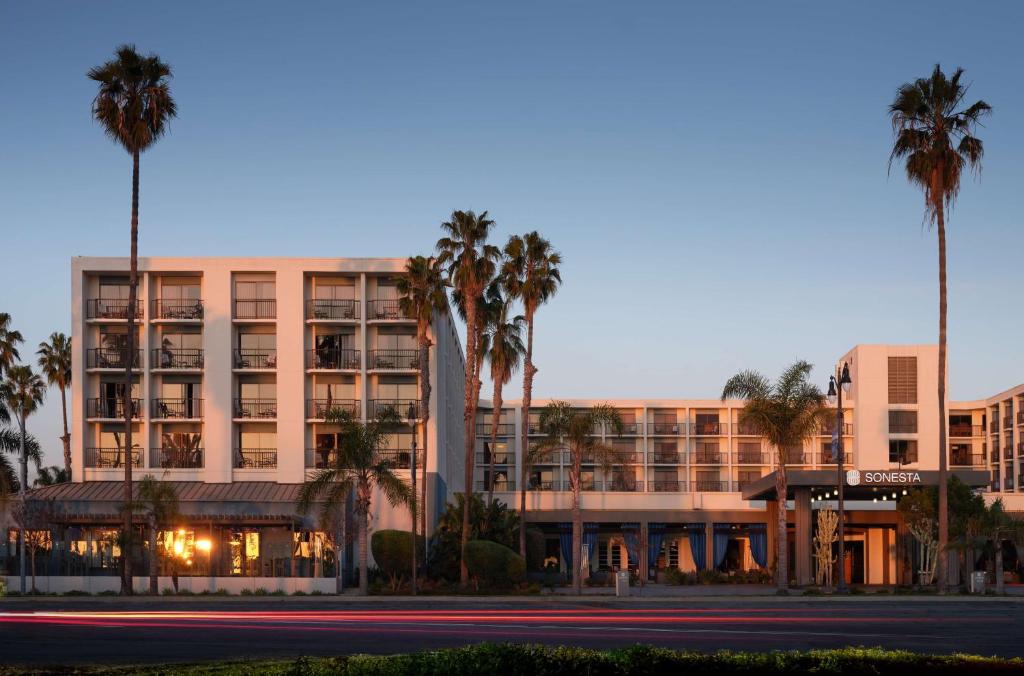 Sonesta Redondo Beach and Marina — Hotel building in Redondo Beach, California