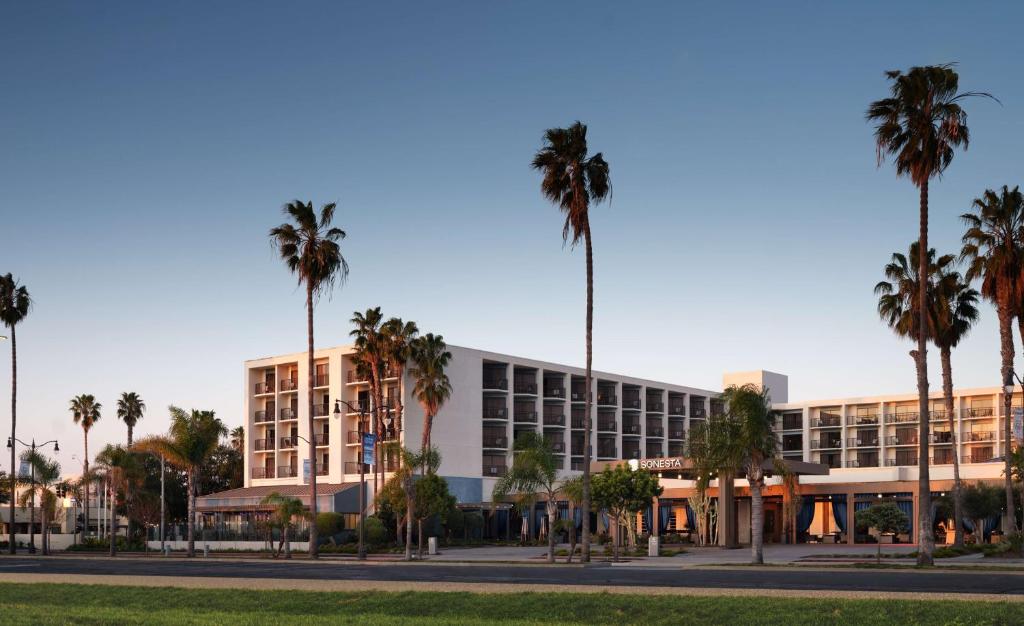 Sonesta Redondo Beach and Marina — Hotel building in Redondo Beach, California